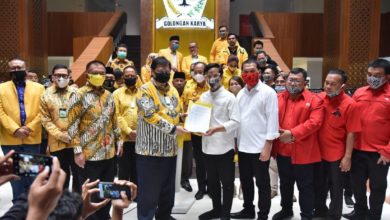 Photo of Ketua Umum DPP Golkar Serahkan SK Dukungan ke Gibran Rakabuming