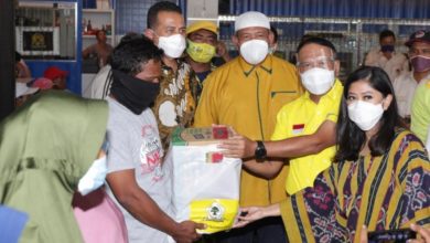 Photo of Menteri Golkar Beri Bantuan 1000 Paket Sembako Pada Warga Belawan di Sumut