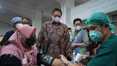 Photo of Menko Airlangga Kunjungi Sentra Vaksinasi Serviam dan Ingatkan untuk Tetap Patuhi Prokes